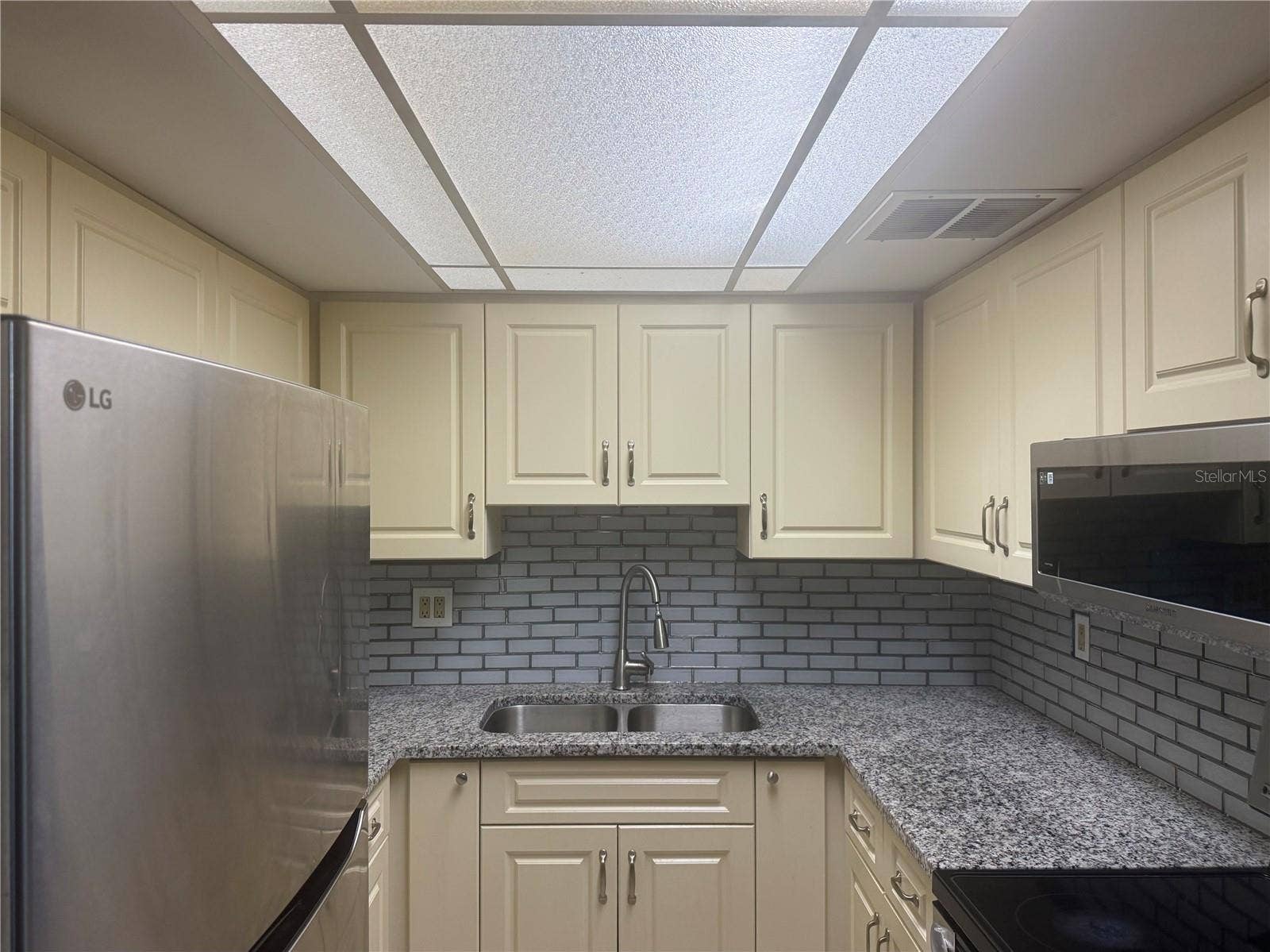 2437 HARBOR BOULEVARD, #110, Port Charlotte, FL 33952 Kitchen