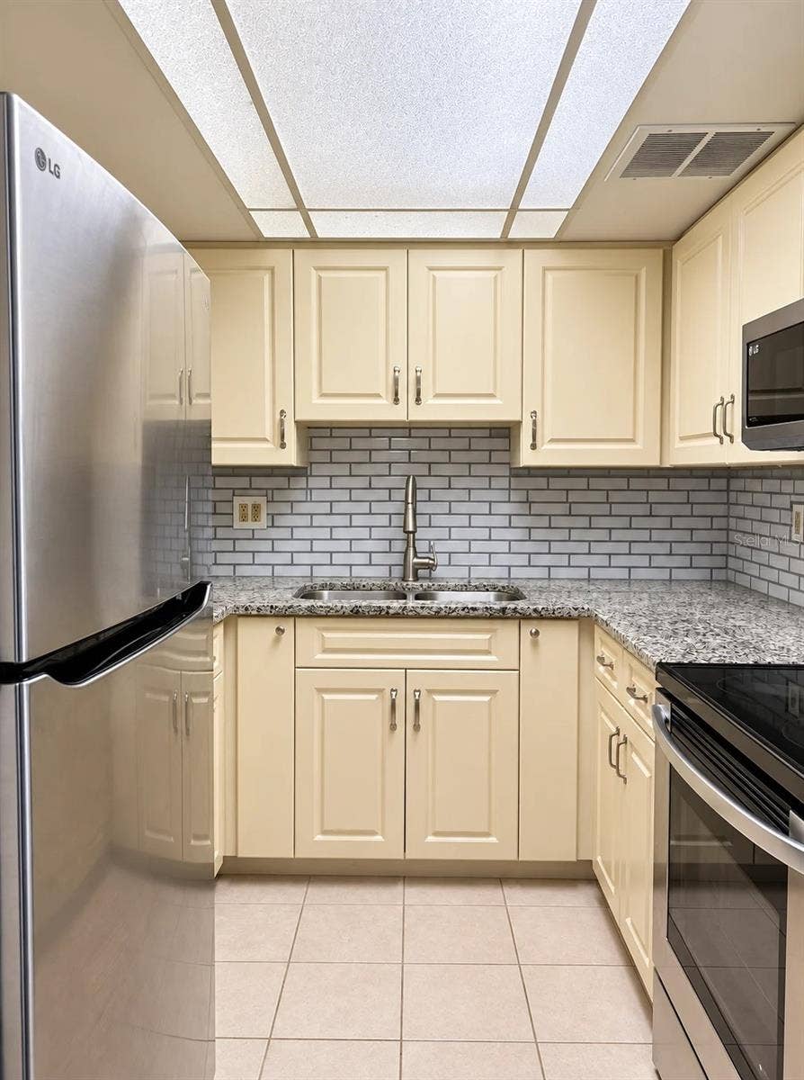 2437 HARBOR BOULEVARD, #110, Port Charlotte, FL 33952 Kitchen