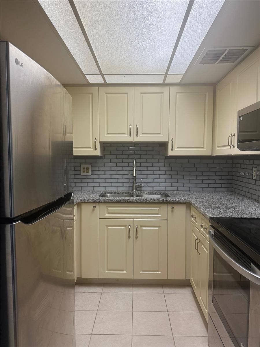 2437 HARBOR BOULEVARD, #110, Port Charlotte, FL 33952 Kitchen