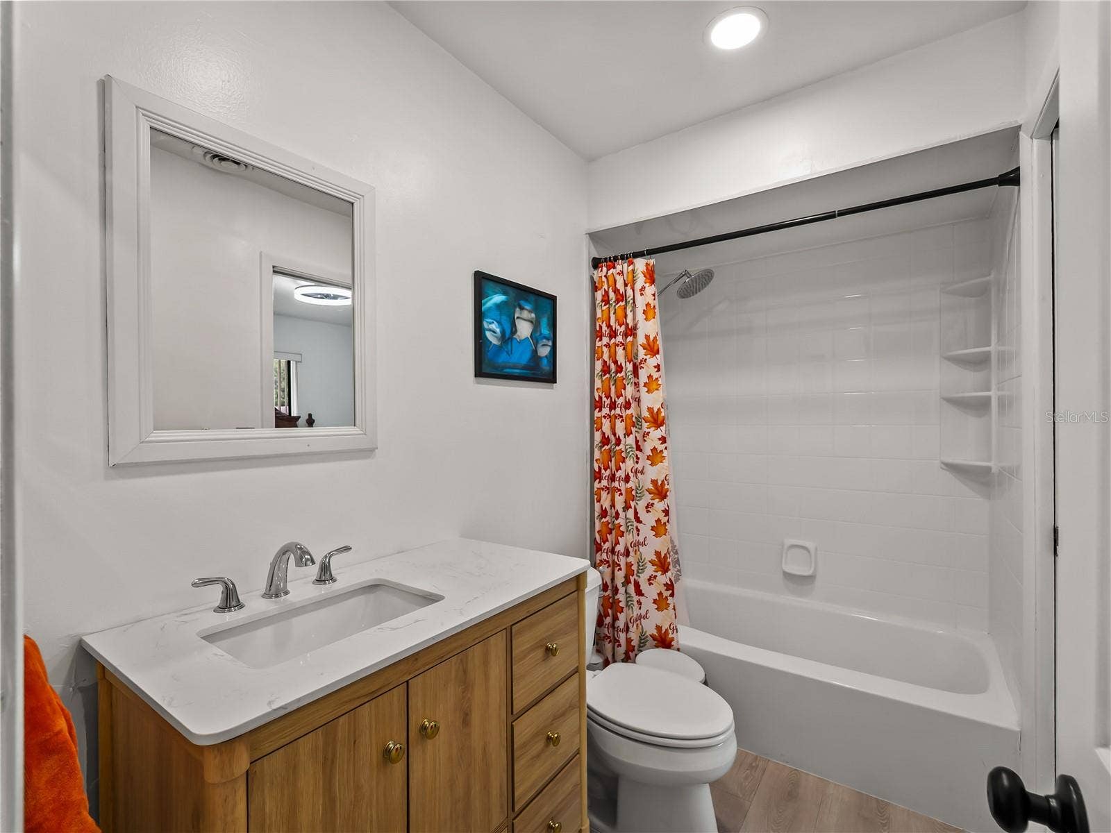 GuestBath_20307SilentAve_PortCharlotte_TubShower_Corner.jpg