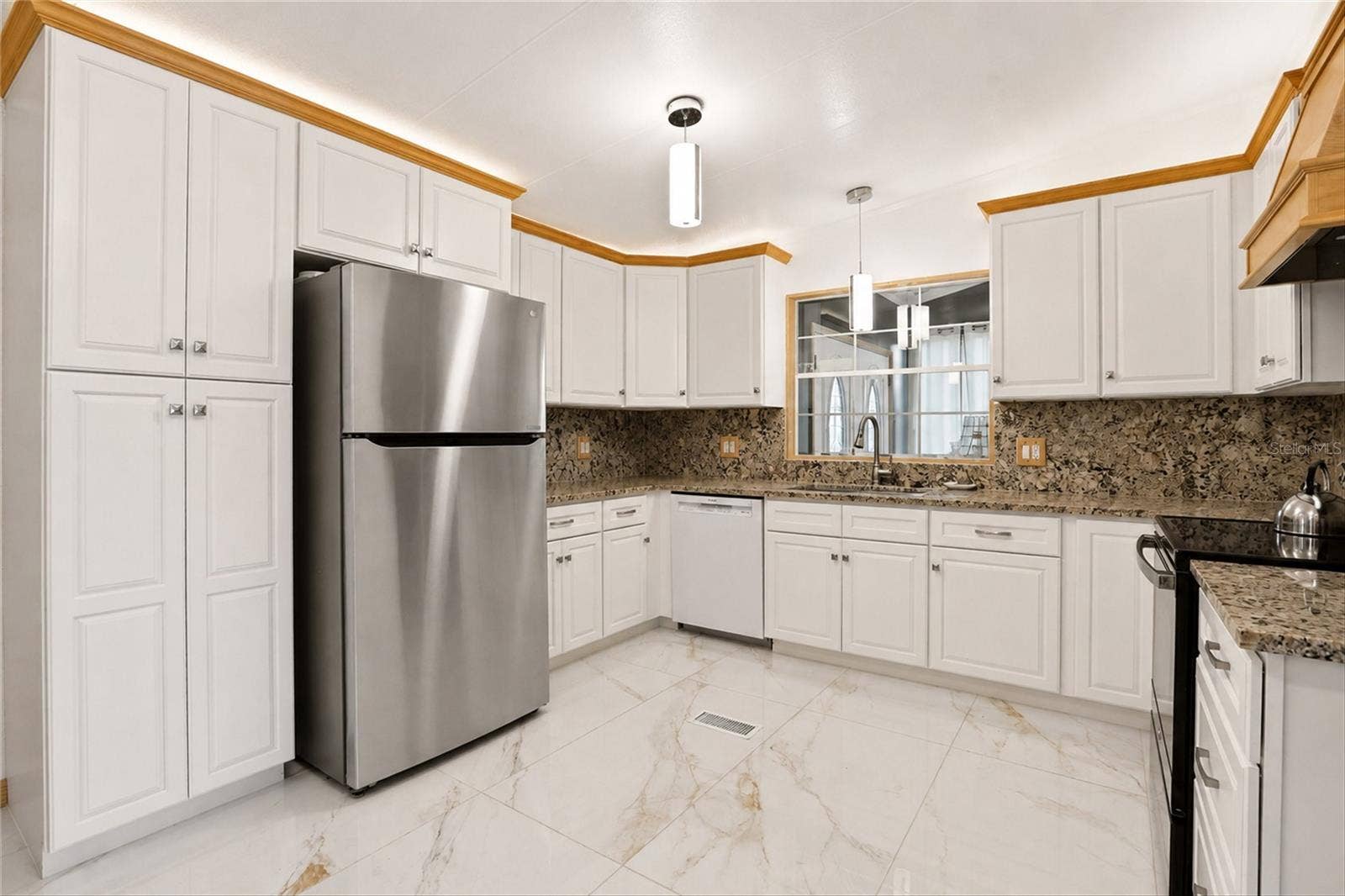 1 POINSETTIA DRIVE, Fort Myers, FL 33905 Kitchen