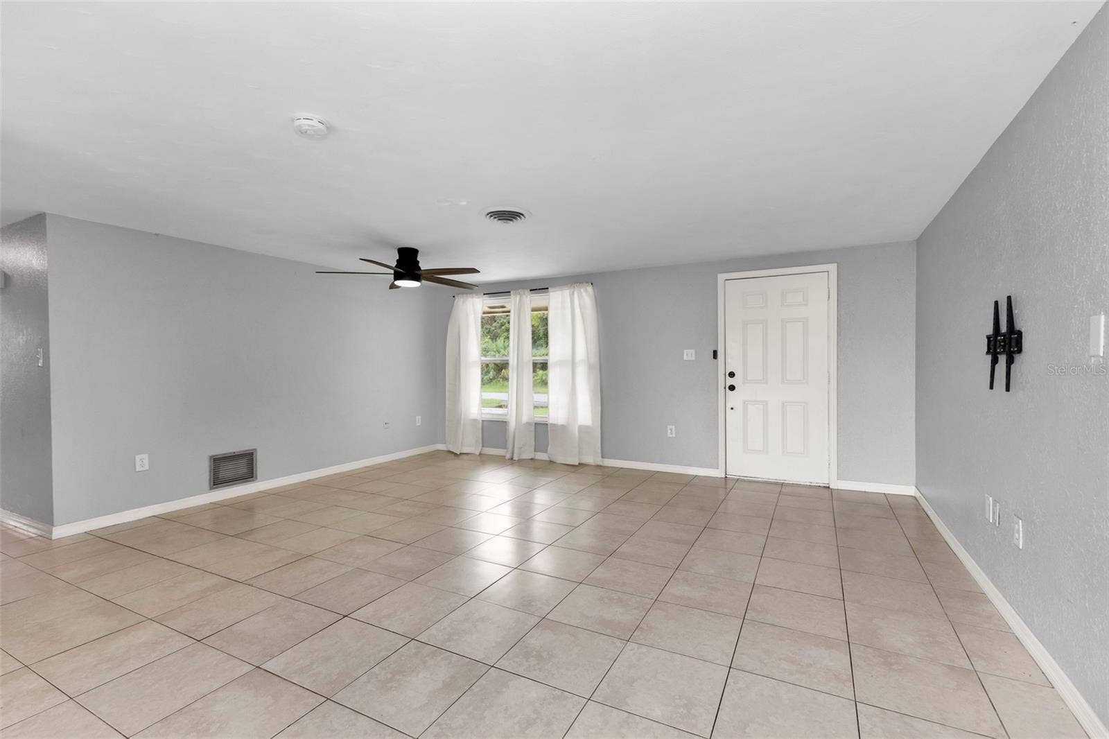 424 VANNELL STREET, Port Charlotte, FL 33954 Livingroom