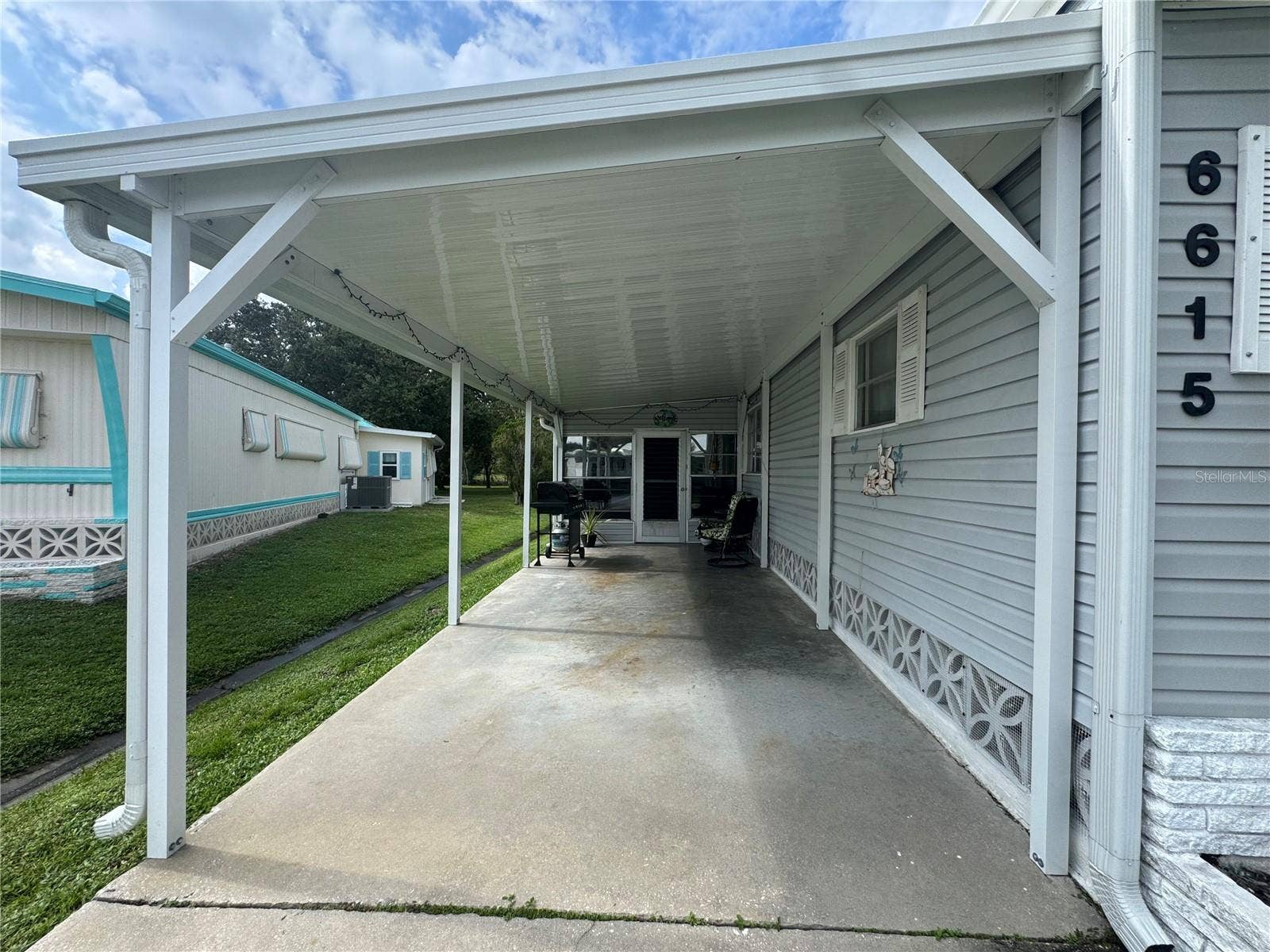 Front of 6615 Vista Ln