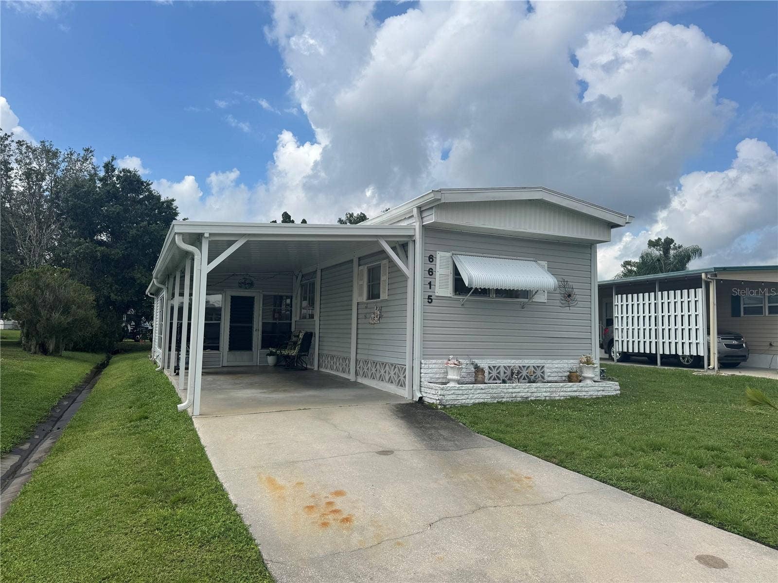 Front of 6615 Vista Ln