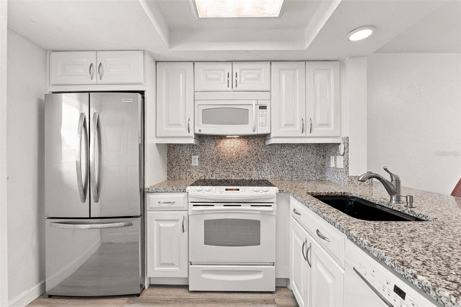 12538 SW KINGSWAY CIRCLE, #1008, Lake Suzy, FL 34269 Beautifully Updated Kitchen with Stainless Steel Appliances