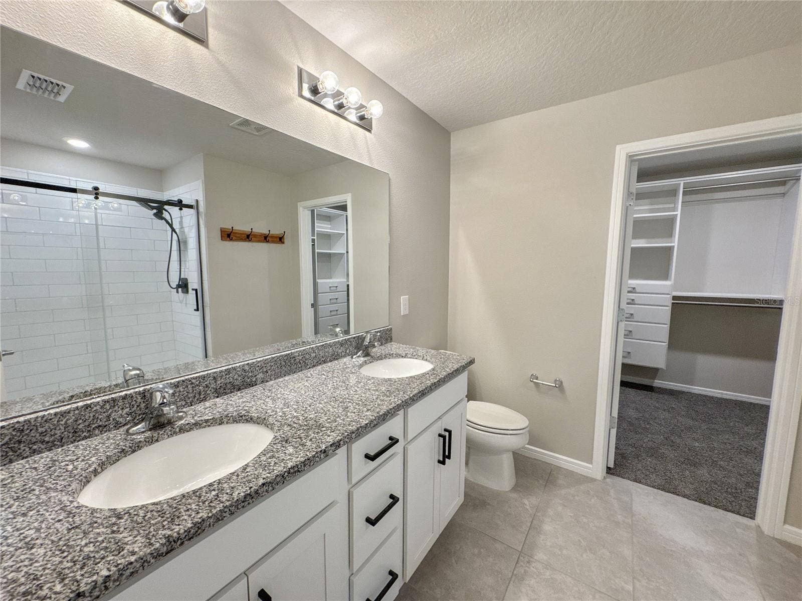 en suite, dual sinks and walk in closet