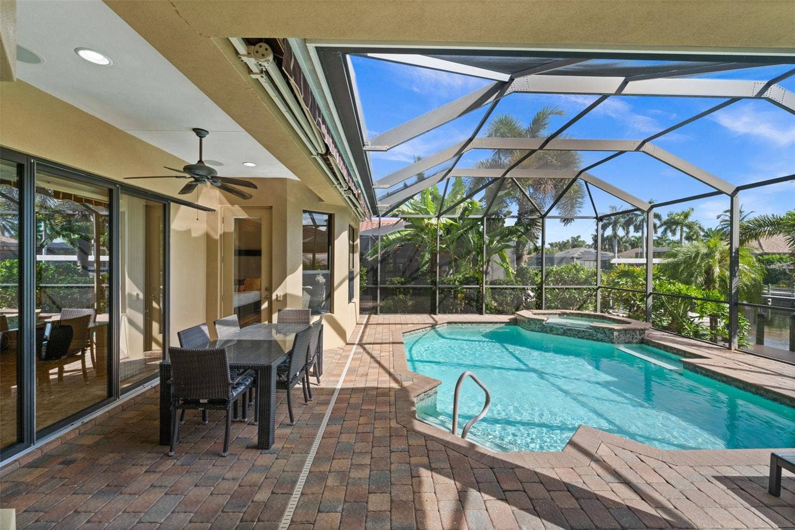 Beautiful Pool and lanai