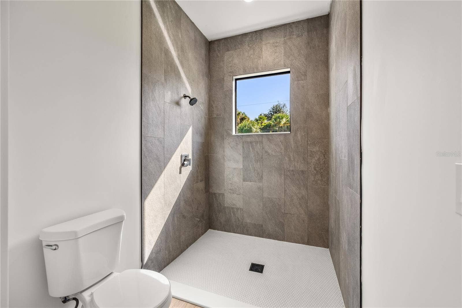Bathroom 2 (Jack and Jill)