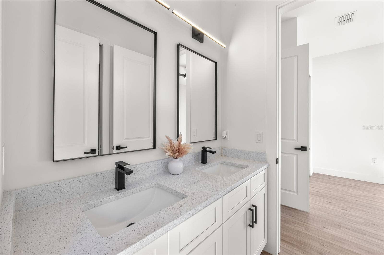 Bathroom 2 (Jack and Jill)