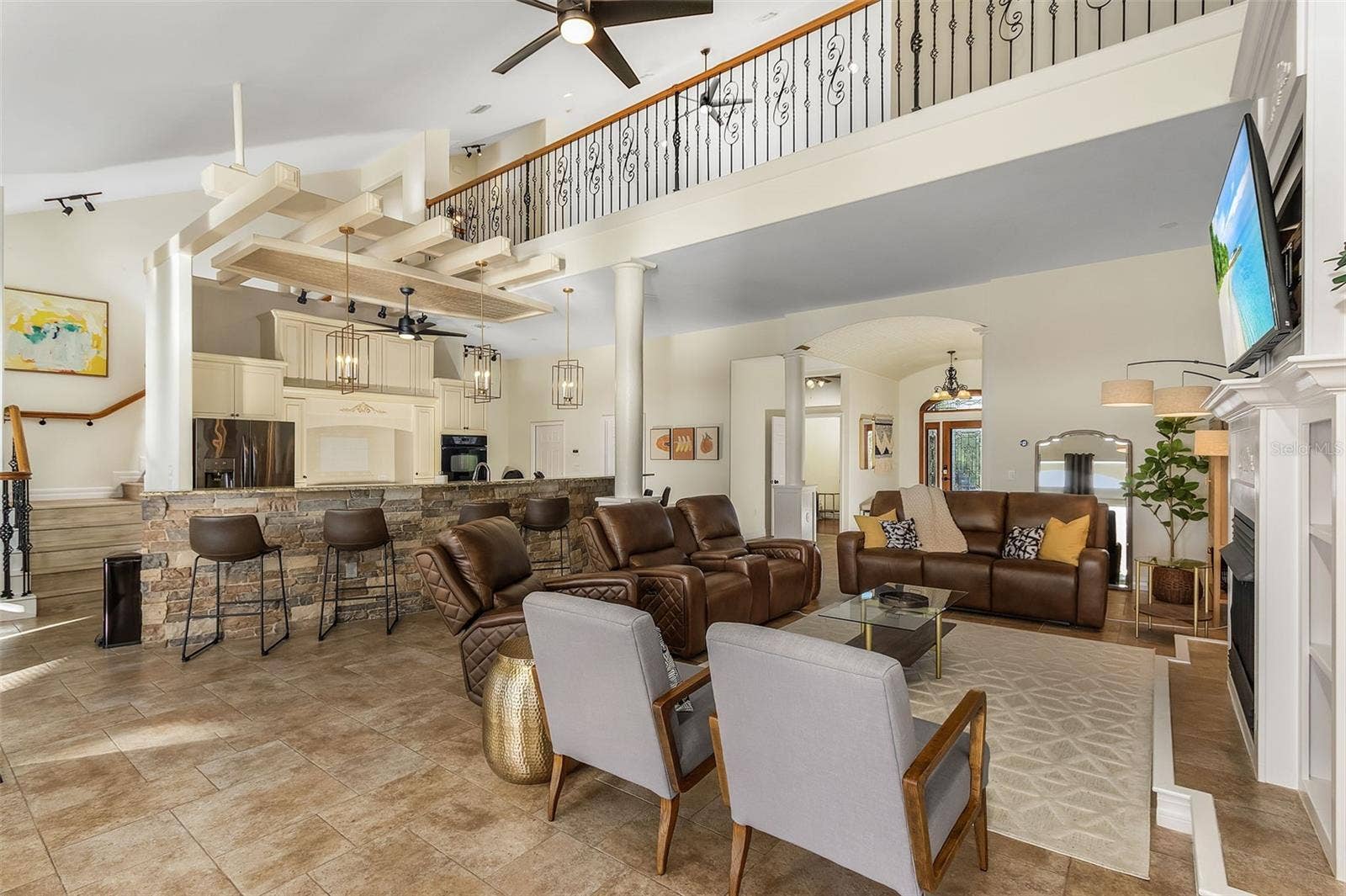 197 ALBERT LANE, Port Charlotte, FL 33954 Spacious living room.