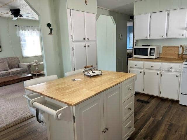 102 TROUT, Punta Gorda, FL 33950 Kitchen with vinyl floors and island