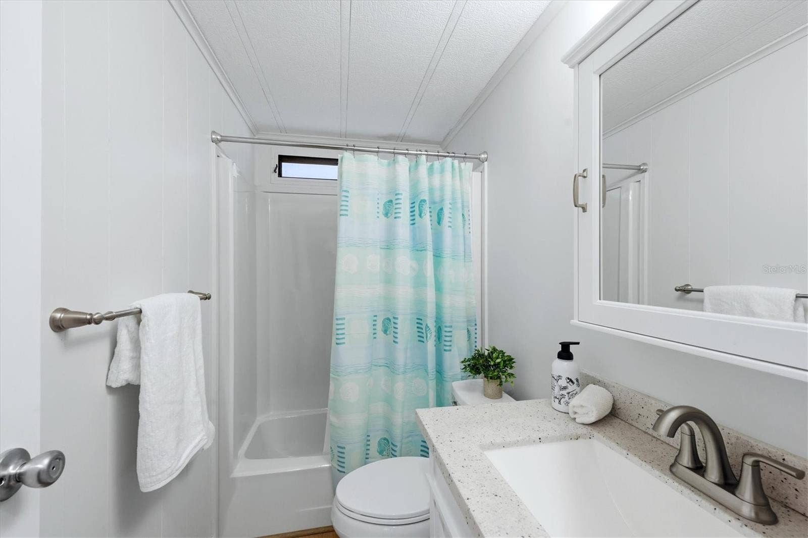 240 VIA DE LUNA, Englewood, FL 34224 Main bathroom with shower/ tub