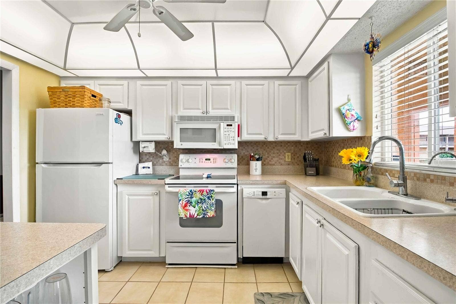 3617 LAKE BAYSHORE DRIVE, #401, Bradenton, FL 34205 3617 LAKE BAYSHORE DRIVE, #401, Bradenton, FL 34205