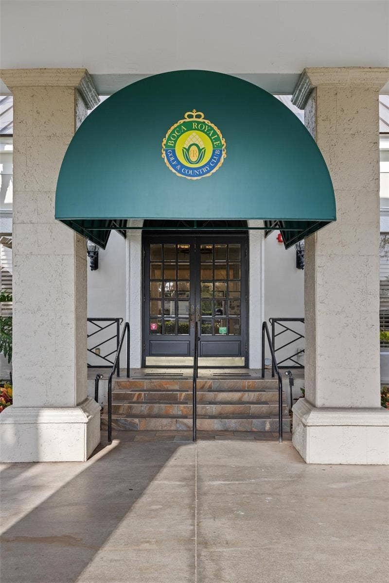 The main clubhouse is just one of the many amenities in this community.  Great place for lunch or dinner or just gather for happy hour with friends.