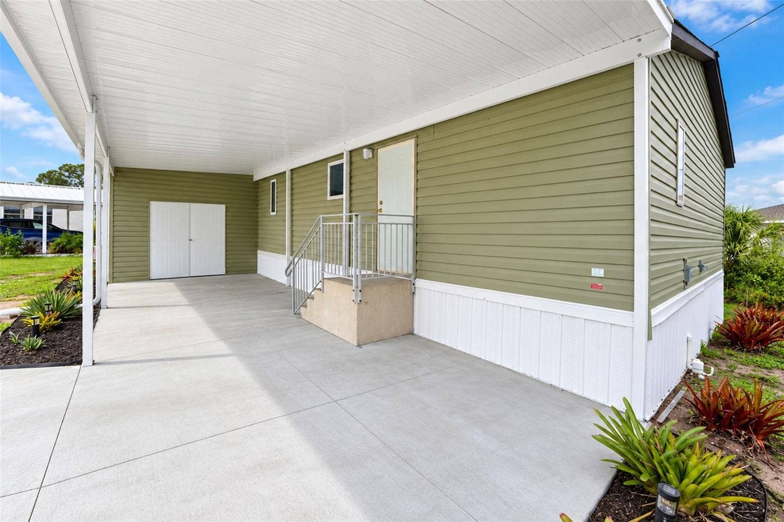 This area could easily be screened in for a large lanai!