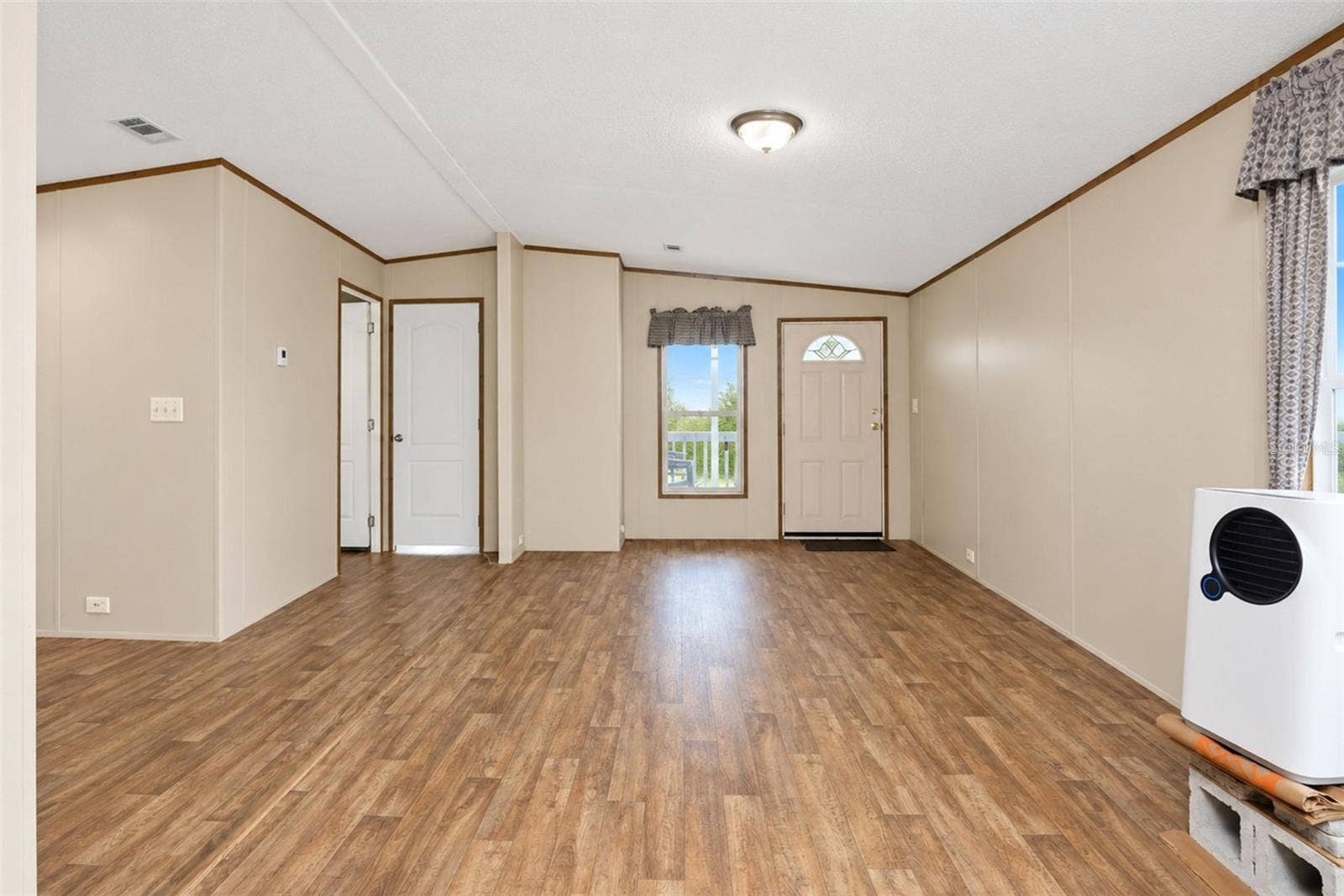 Living/dining area