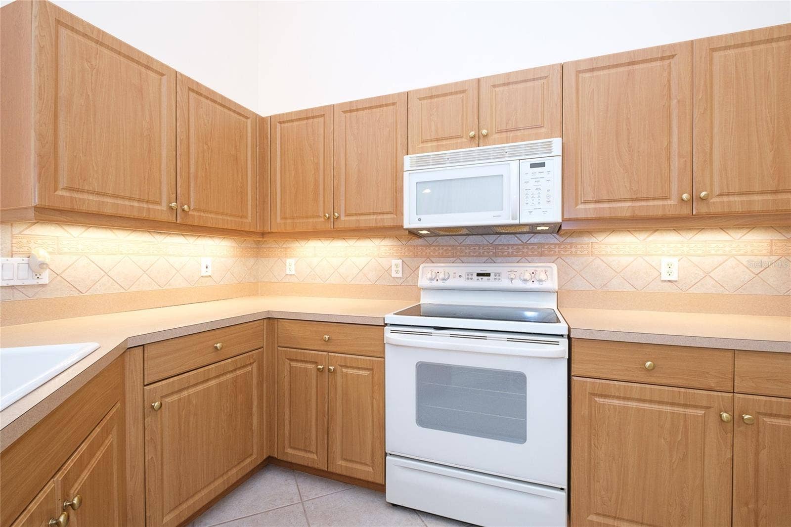 4057 FAIRWAY DRIVE, North Port, FL 34287 Under Cabinet Lighting