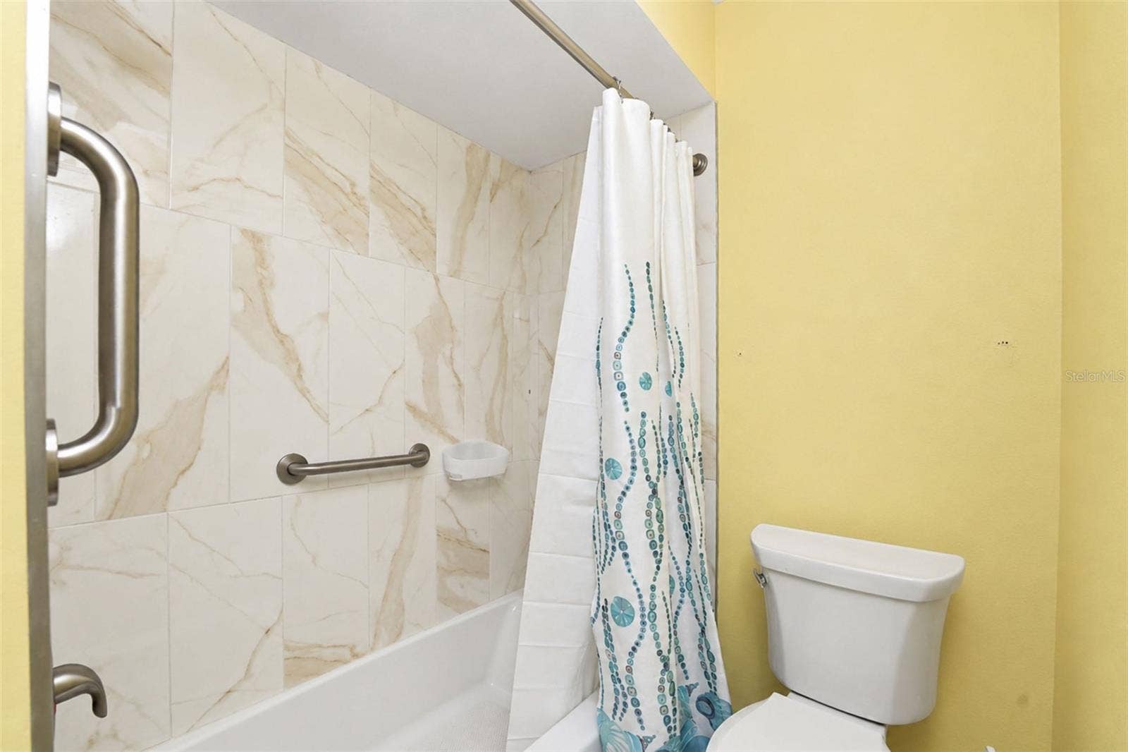 6468 HAMLET DRIVE, #B, Englewood, FL 34224 The guest bathroom features a tub/shower combo with a new tub & new wall tile.
