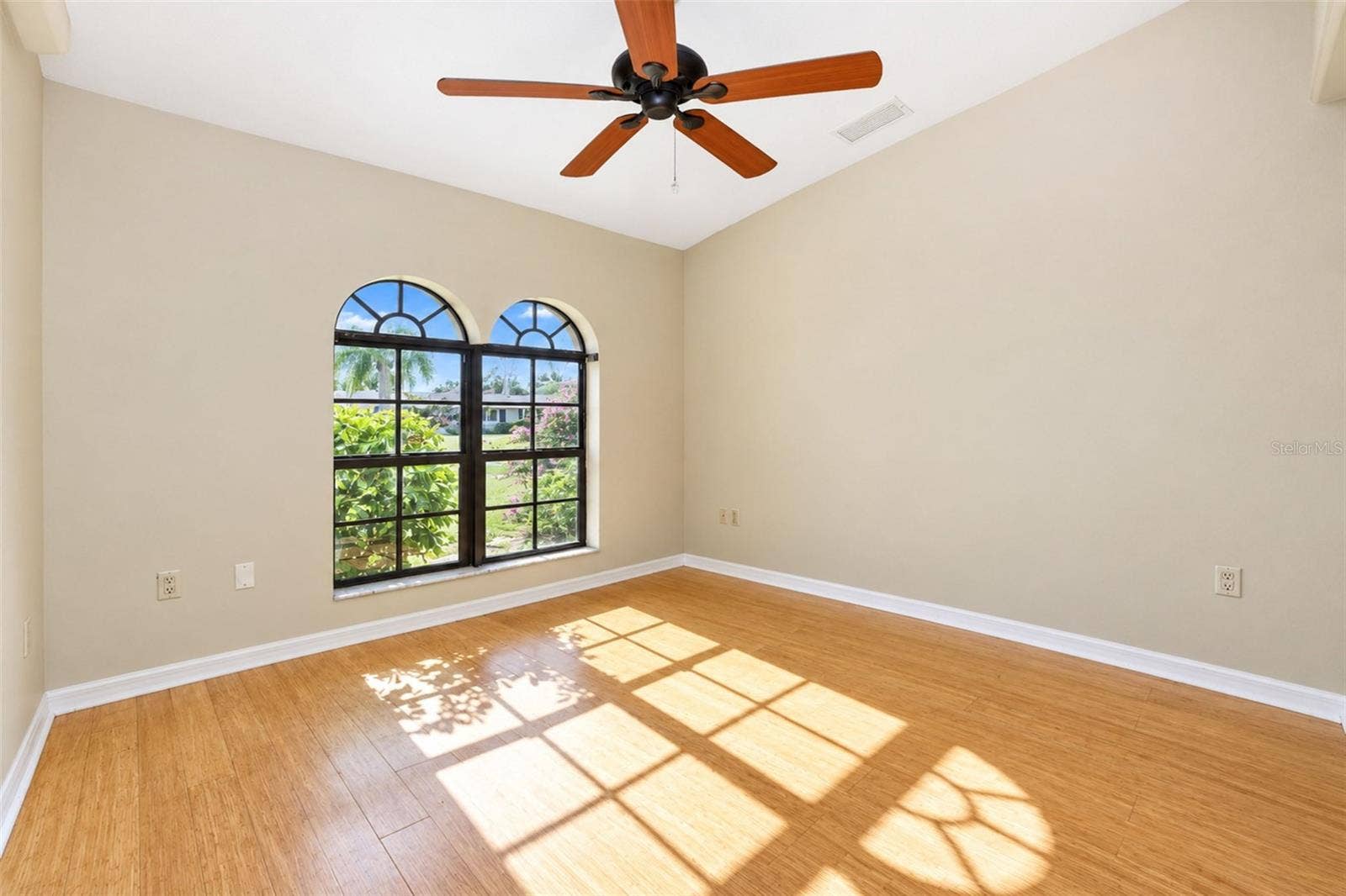 Den/Flex Room
