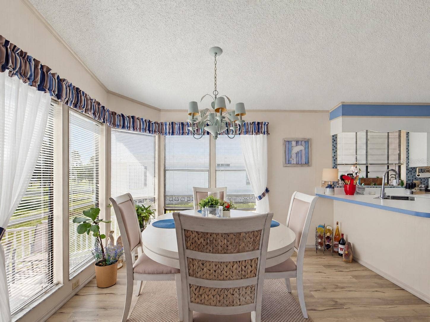 DINING AREA HAS PLENTY OF SPACE FOR ALL YOUR ENTERTAINING NEEDS.