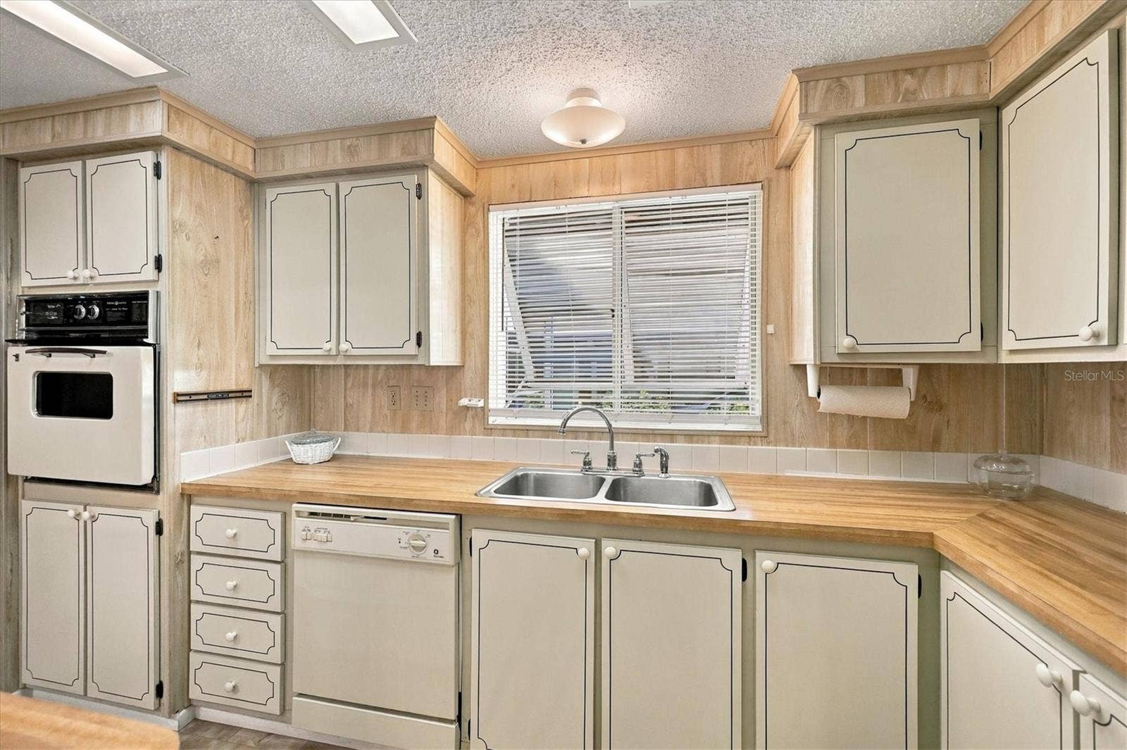 785 HEATHERCREEK COURT, Englewood, FL 34223 A lot of kitchen cabinets