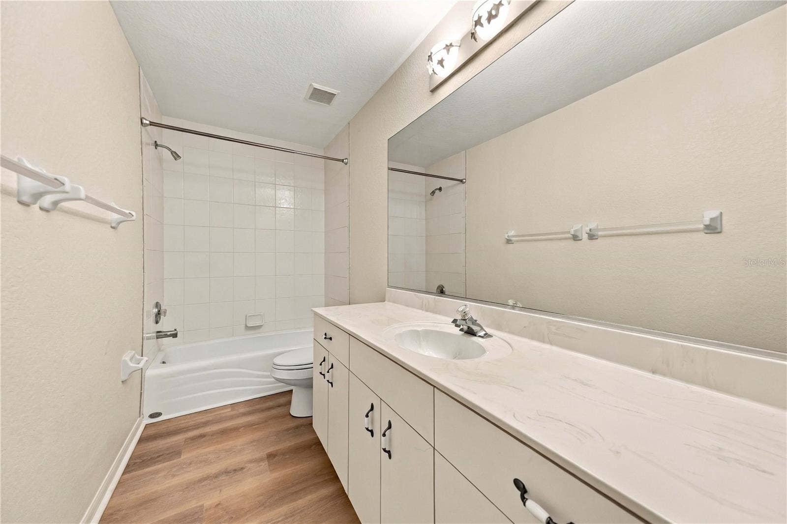 Hallway bathroom with tub/shower combo and double vanity