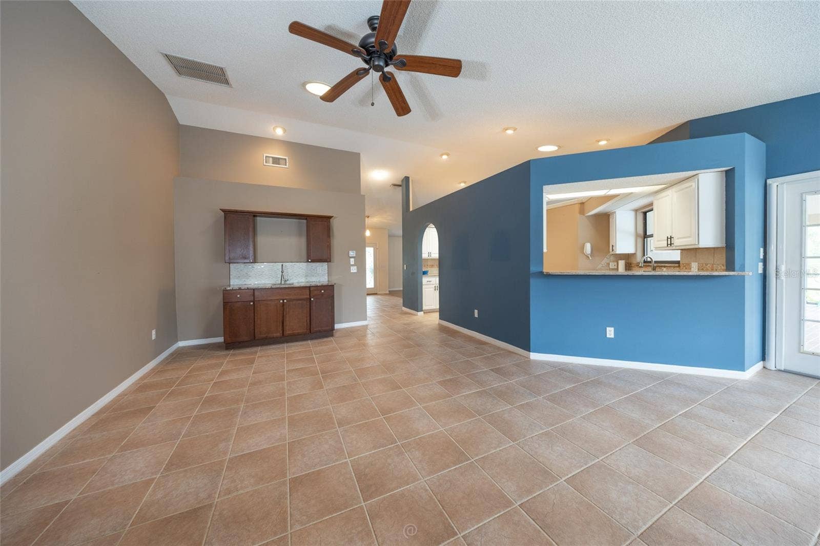 Den w built-in wet bar - vacant