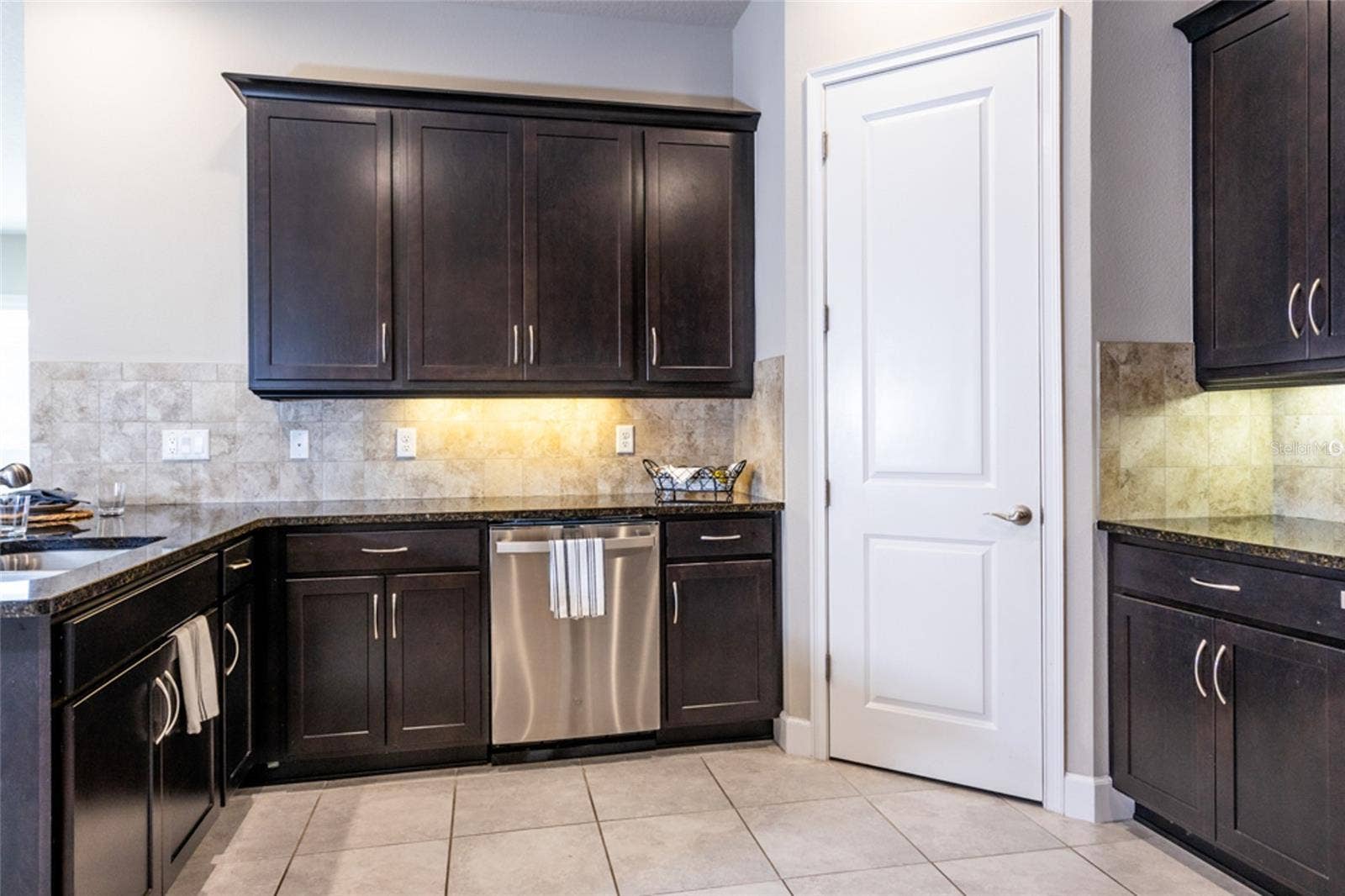 3 NEWHAVEN LANE, Ormond Beach, FL 32174 Plenty of counter space. Love the under cabinet lighting!