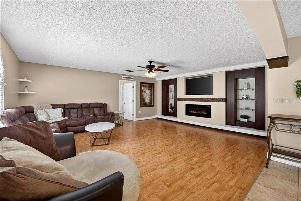 33 RED BARN DRIVE, Palm Coast, FL 32164 33 RED BARN DRIVE, Palm Coast, FL 32164