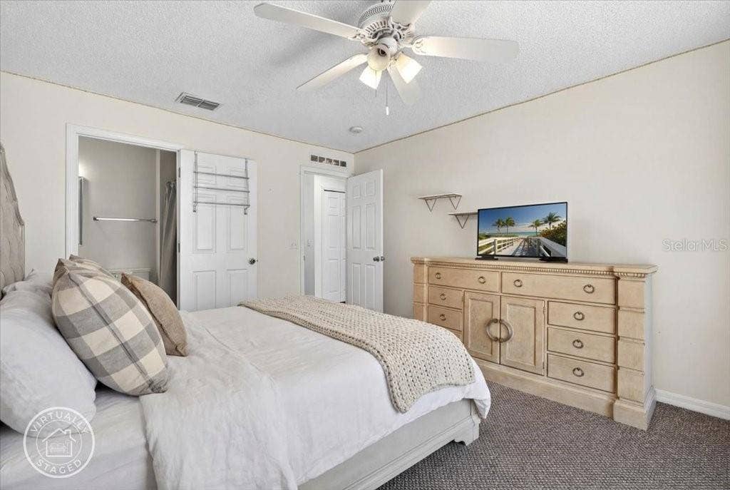 33 RED BARN DRIVE, Palm Coast, FL 32164 33 RED BARN DRIVE, Palm Coast, FL 32164