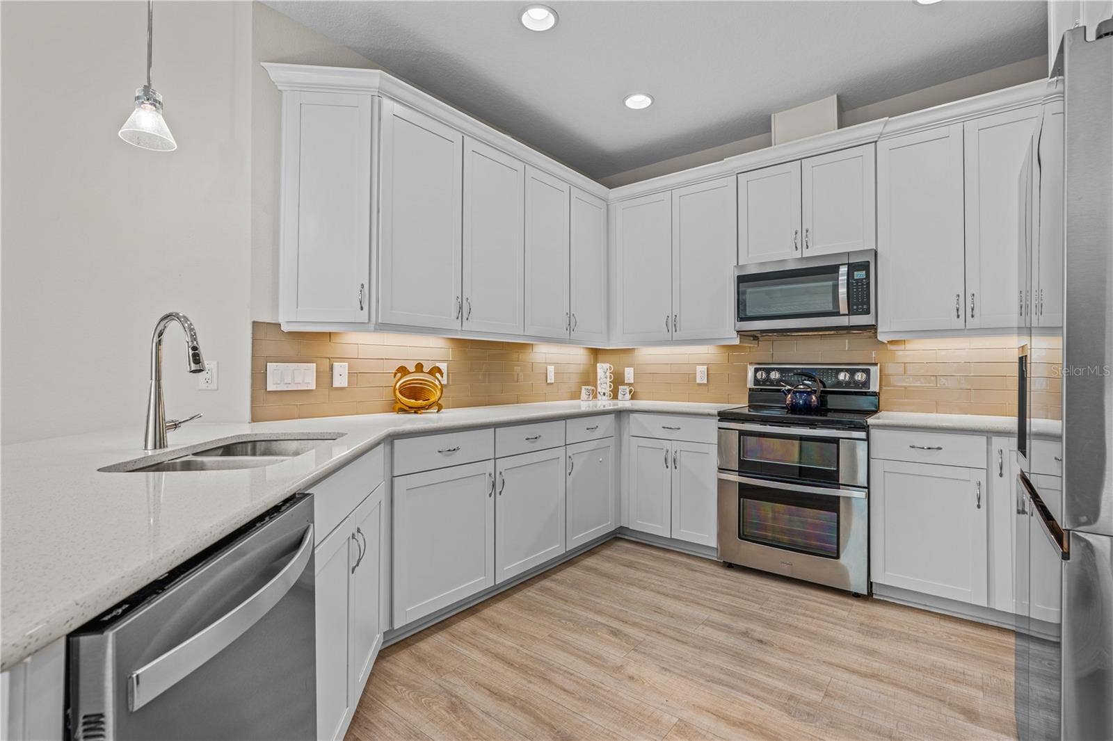 466 MARGARITAVILLE AVENUE, Daytona Beach, FL 32124 42" Cabinets with Crown Detailing
