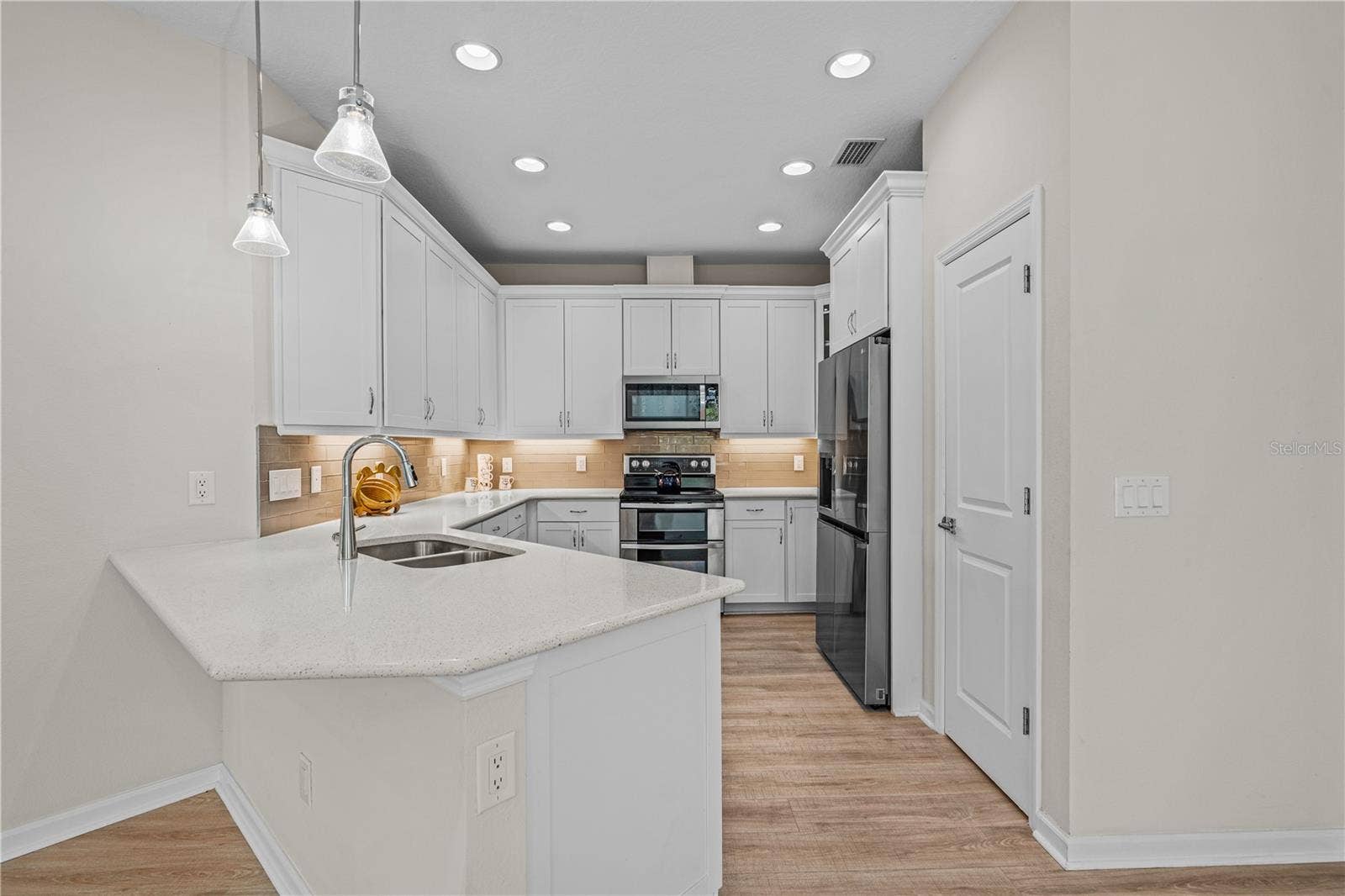 466 MARGARITAVILLE AVENUE, Daytona Beach, FL 32124 Breakfast Bar & Stainless Appliances