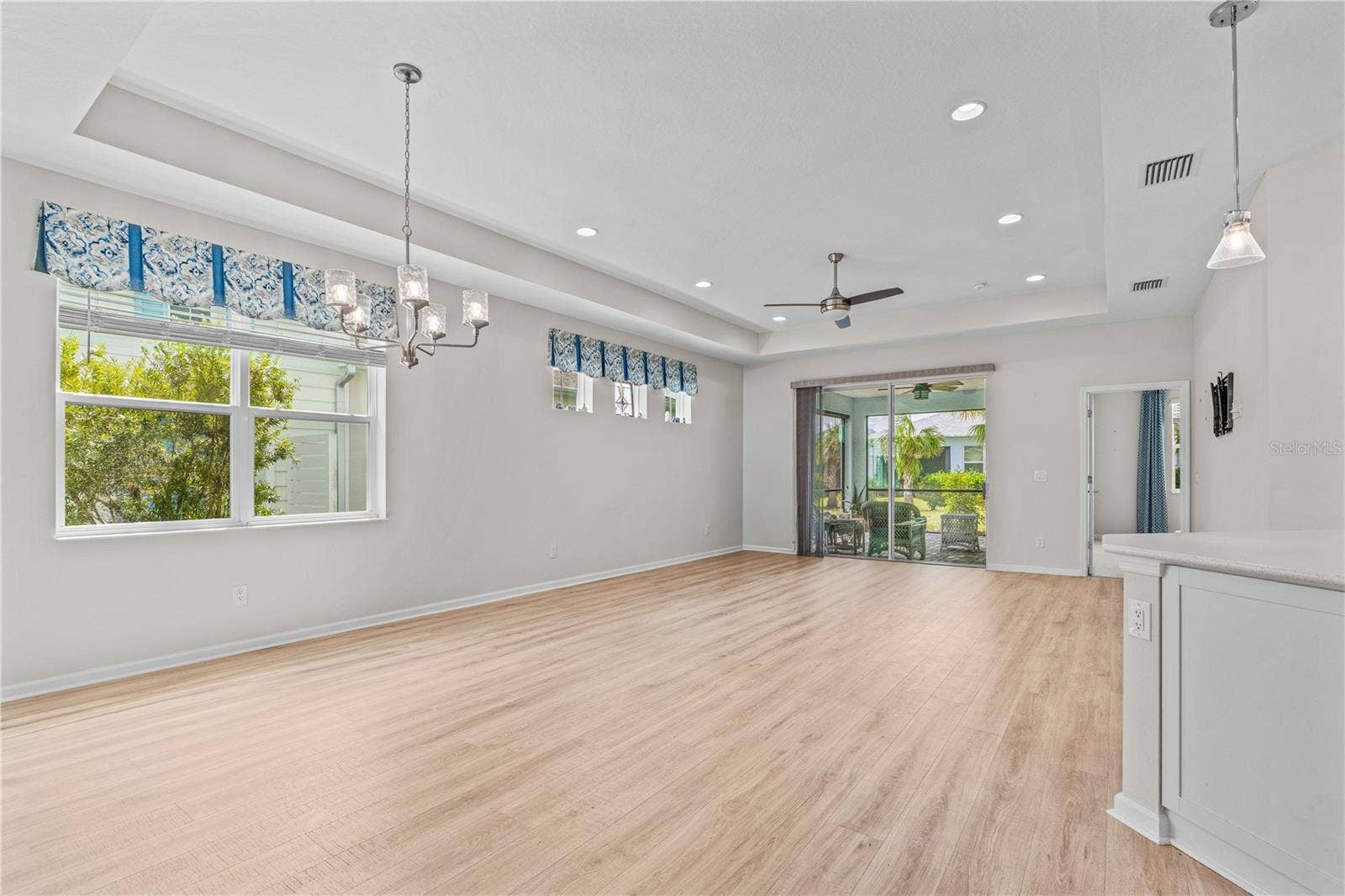 466 MARGARITAVILLE AVENUE, Daytona Beach, FL 32124 Open Dining Area & Entryway
