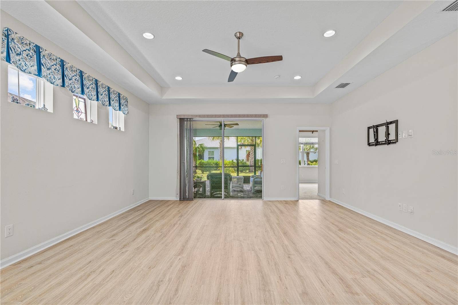 466 MARGARITAVILLE AVENUE, Daytona Beach, FL 32124 Transom Windows Allow More Natural Light