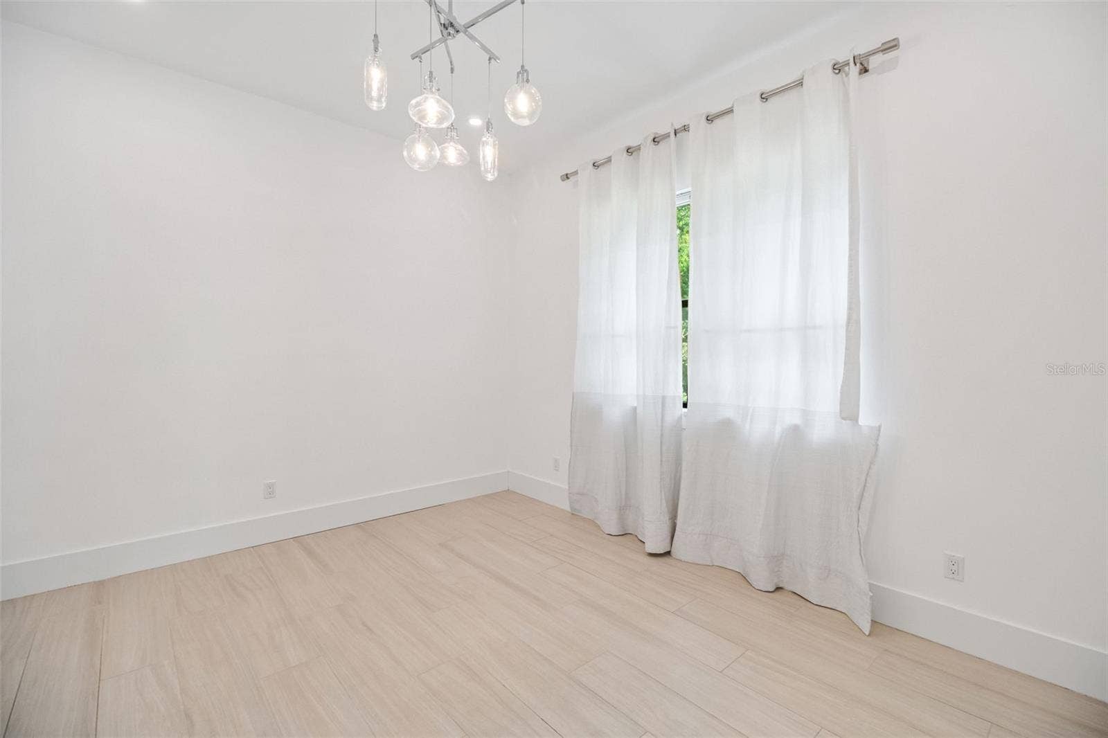 1 bedroom guest house with separate entrance.