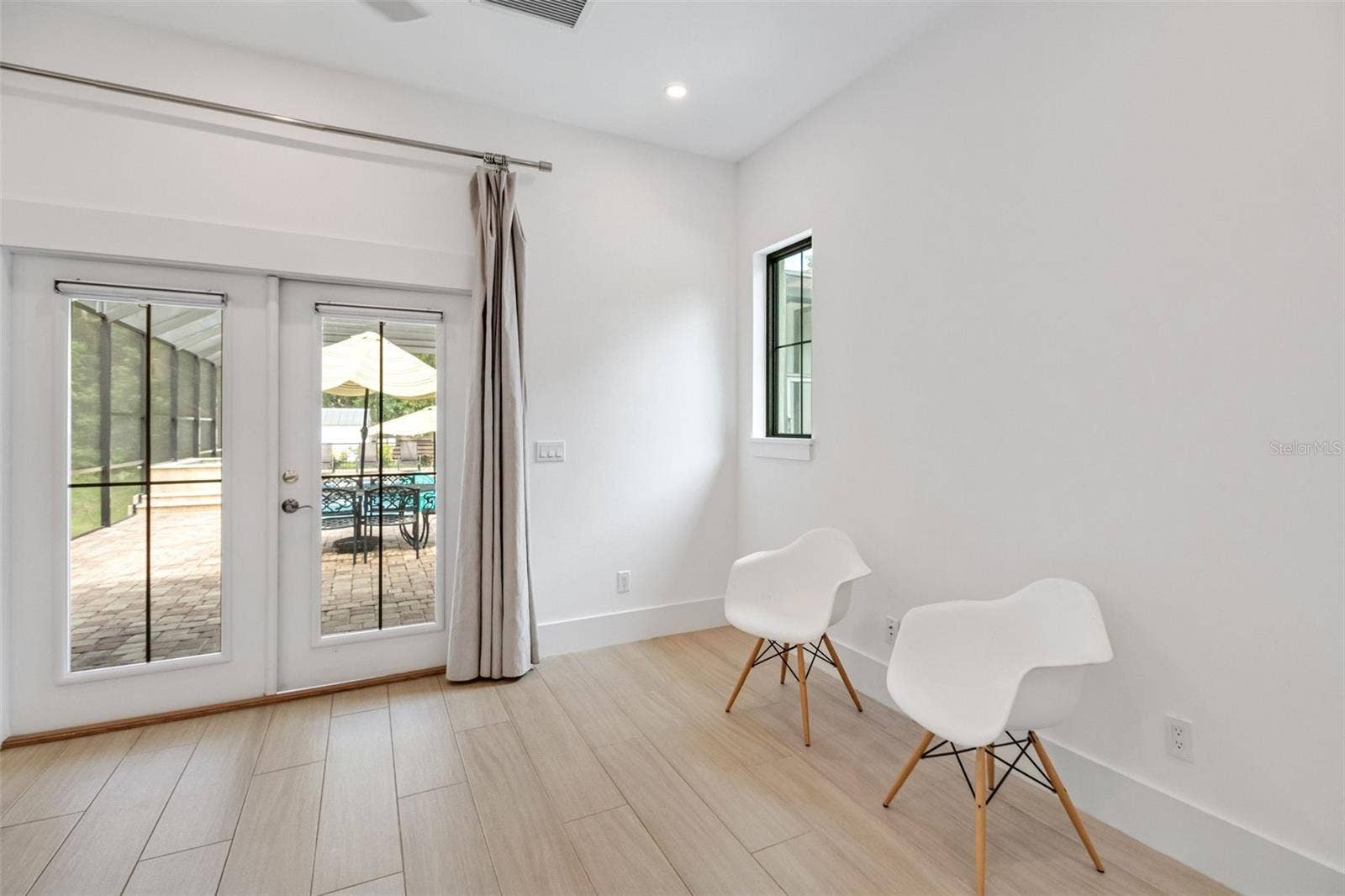 1 bedroom guest house with separate entrance.