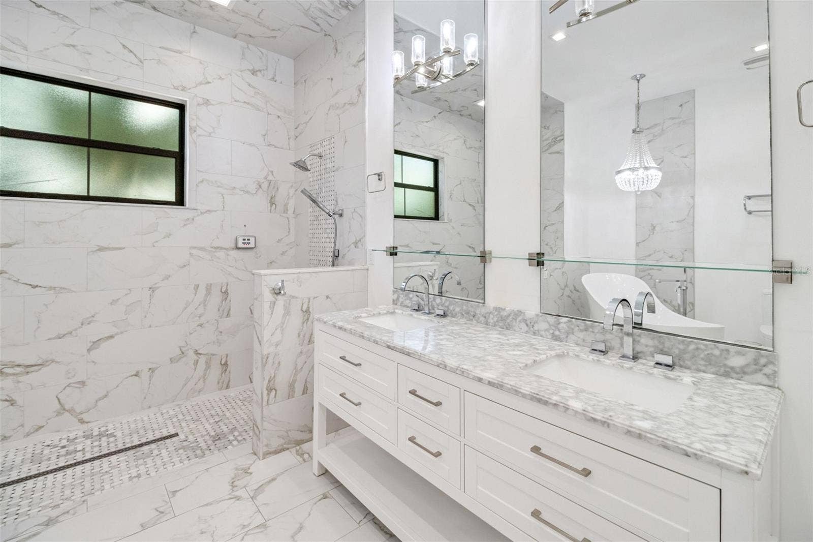 Spa-inspired owner's bath