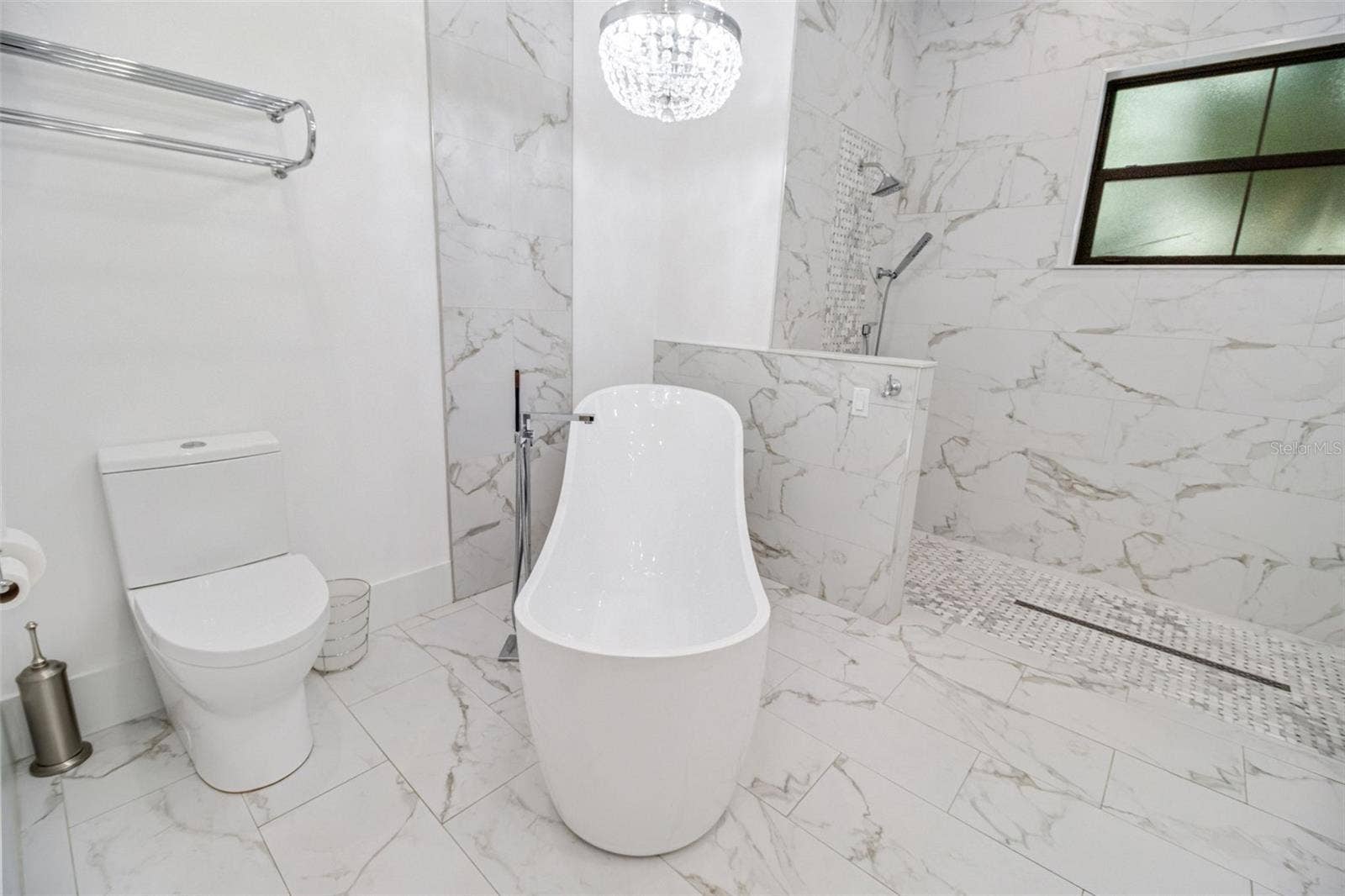 Spa-inspired owner's bath