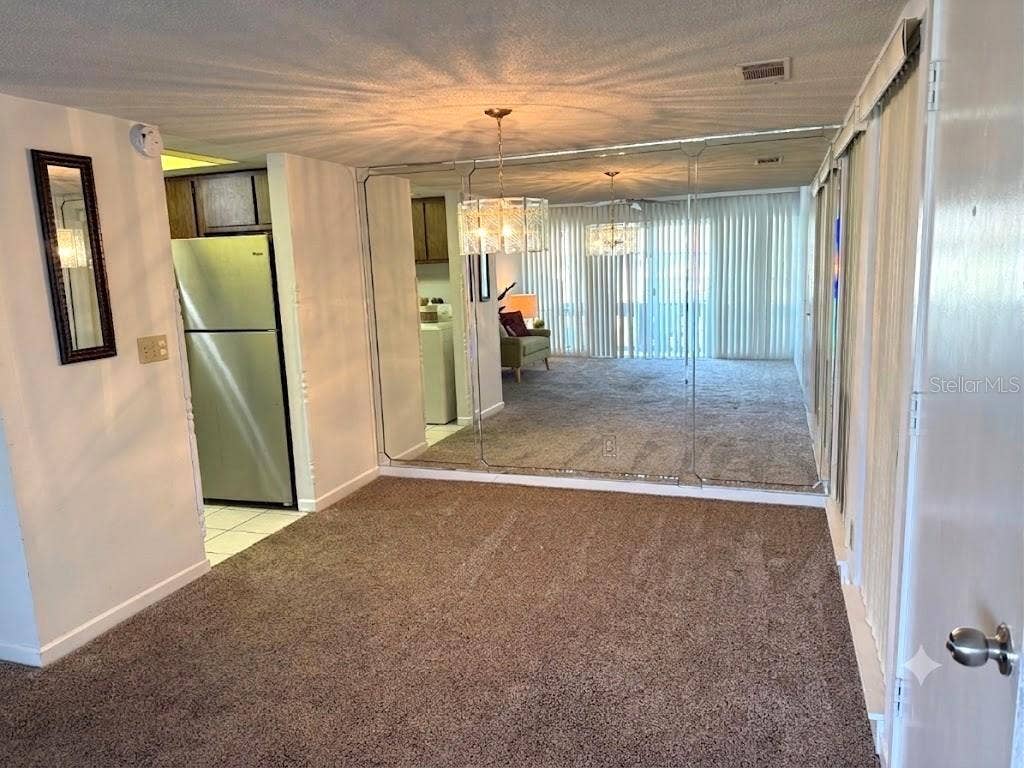 UNSTAGED DINING AREA