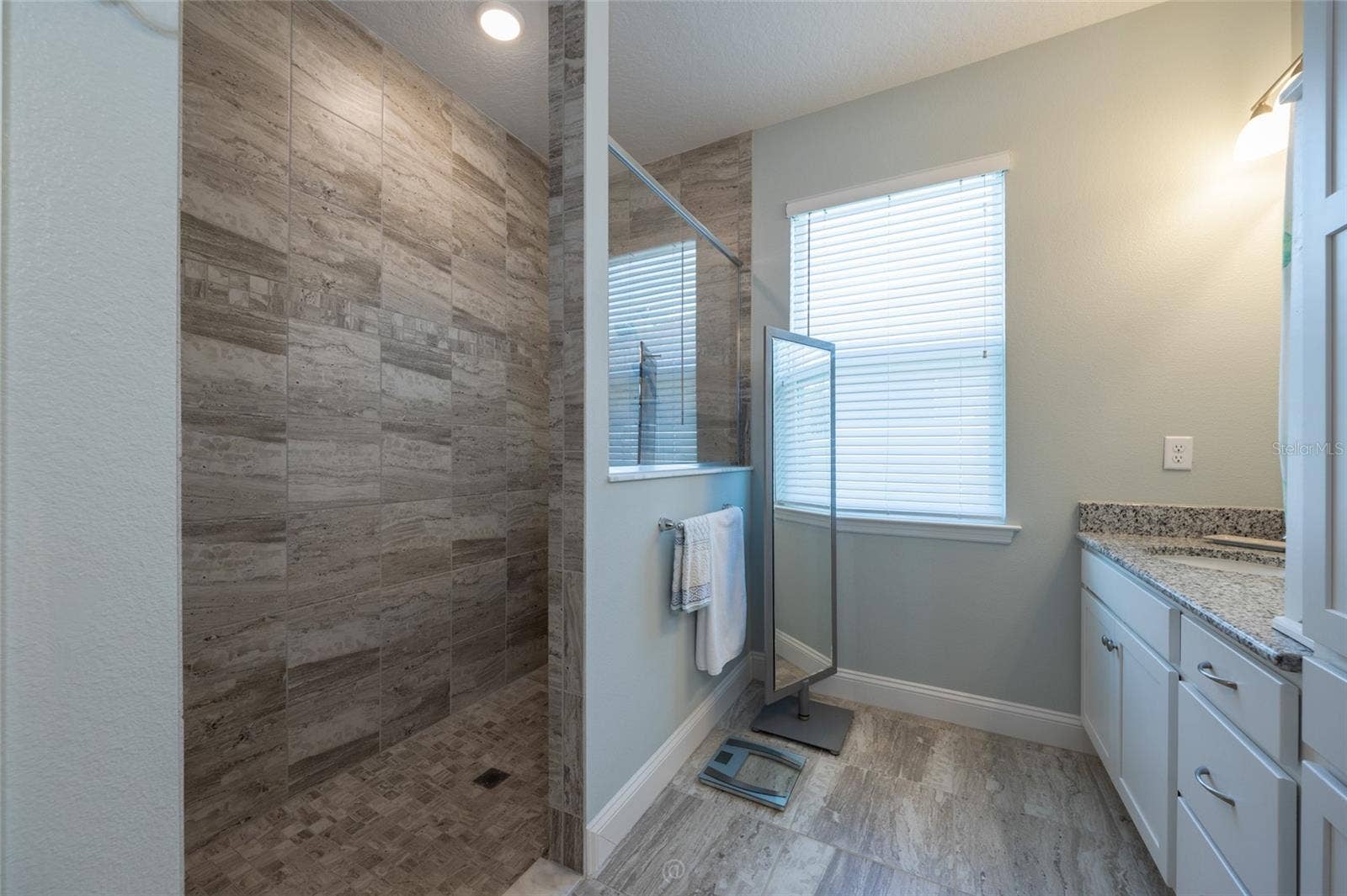 17 WHITE HAVEN LANE, Palm Coast, FL 32164 Beautiful tiled shower