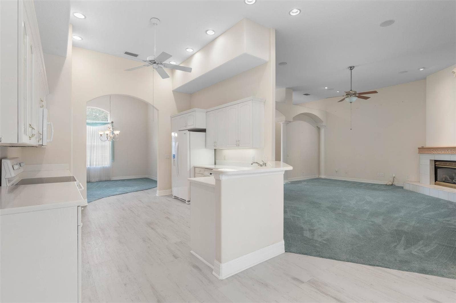 47 CAMBRIDGE TRACE, Ormond Beach, FL 32174 Kitchen/Family room