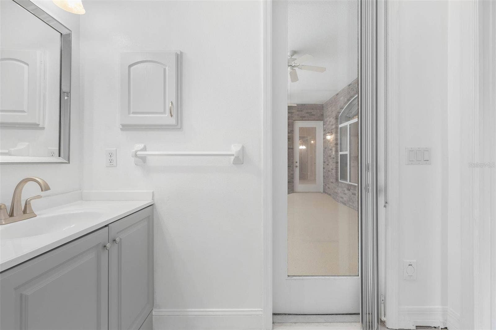 47 CAMBRIDGE TRACE, Ormond Beach, FL 32174 Guest bathroom 3-Access to Pool