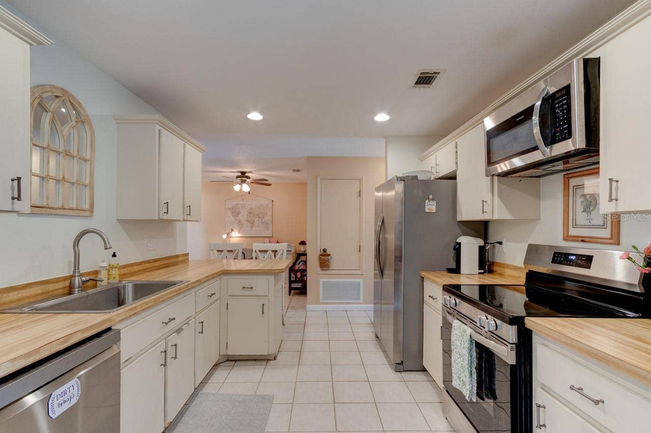 16 LAUREL OAKS CIRCLE, Ormond Beach, FL 32174 16 LAUREL OAKS CIRCLE, Ormond Beach, FL 32174