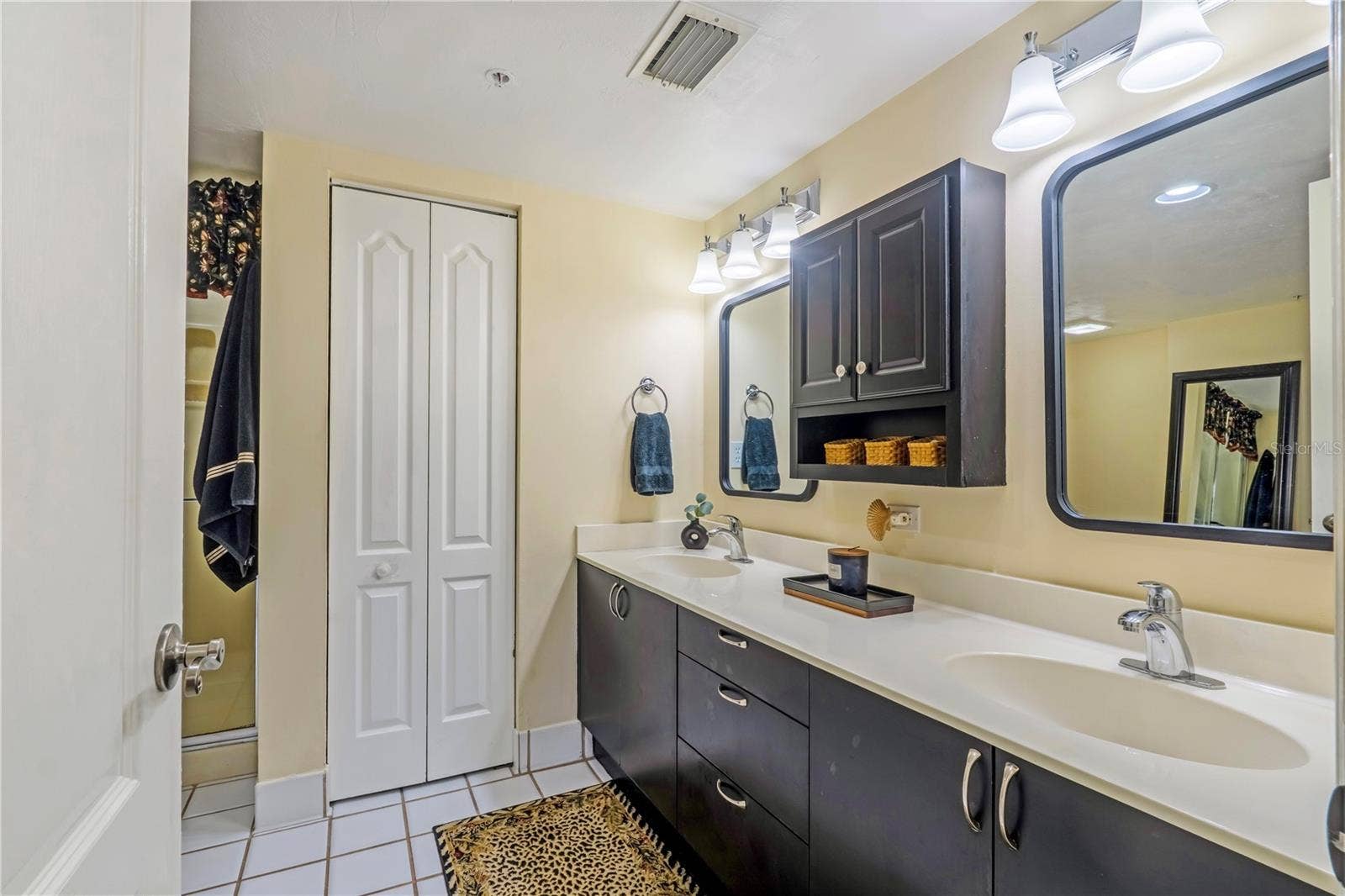 3 OCEANS WEST BOULEVARD, #2B2, Daytona Beach Shores, FL 32118 Primary Bath