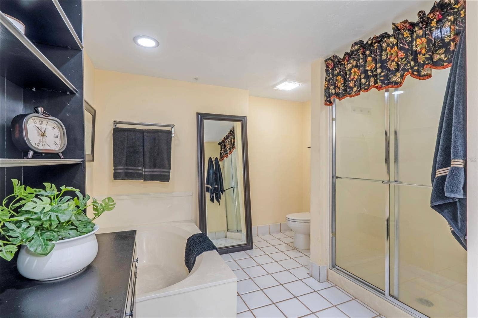 3 OCEANS WEST BOULEVARD, #2B2, Daytona Beach Shores, FL 32118 Soaker Tub
