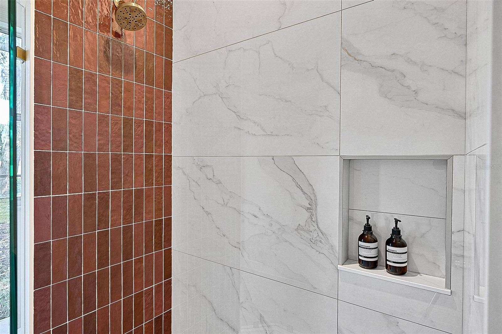 17 GRANDVIEW DRIVE, Palm Coast, FL 32137 Guest 2nd bathroom with tile shower and niches