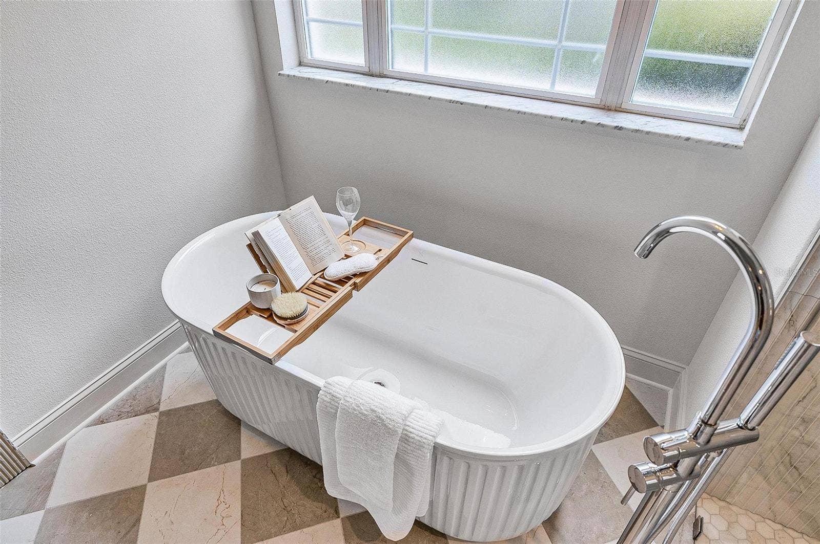 17 GRANDVIEW DRIVE, Palm Coast, FL 32137 Elegant free standing tub