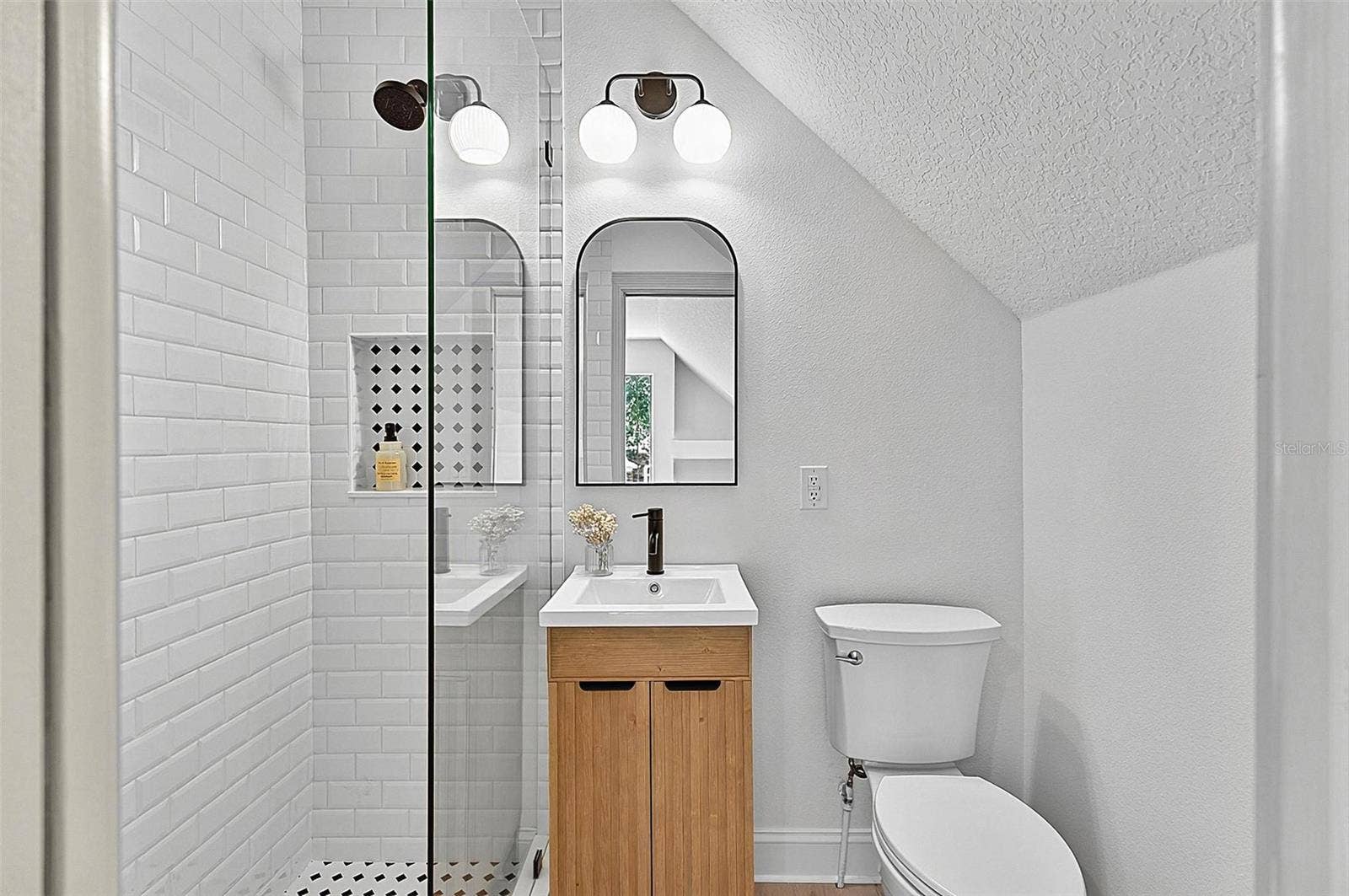 17 GRANDVIEW DRIVE, Palm Coast, FL 32137 4th Bedroom private bath with vanity and tile shower