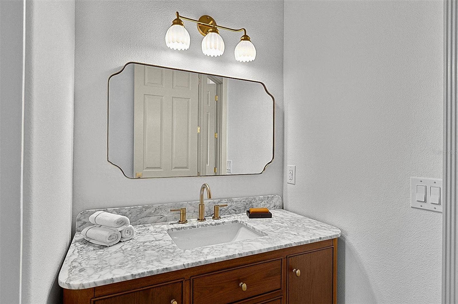 17 GRANDVIEW DRIVE, Palm Coast, FL 32137 Guest 2nd bathroom with stone top and wood vanities