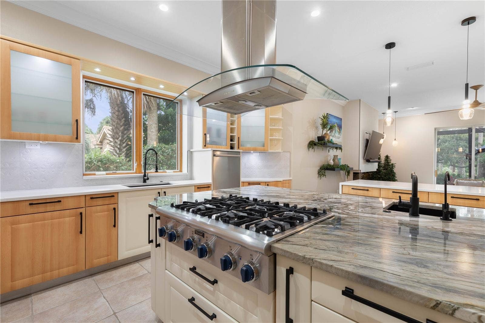 Where serious cooking gets its momentthe professional-style gas range, statement hood and expansive stone work surface give the home chef a kitchen worthy of their best recipes.